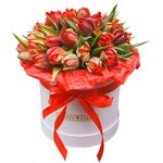 Шляпные коробки с красными пионовидными тюльпанами в Санкт-Петербурге - Фотография 2