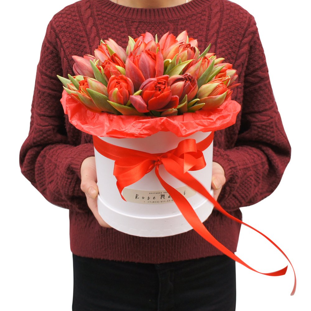 Белла и Эдвард: два букета красных пионовидных тюльпанов в шляпных коробках