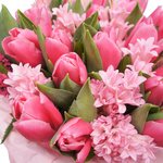 Розовые тюльпаны и гиацинты в бархатной шляпной коробке в Санкт-Петербурге - Фотография 5