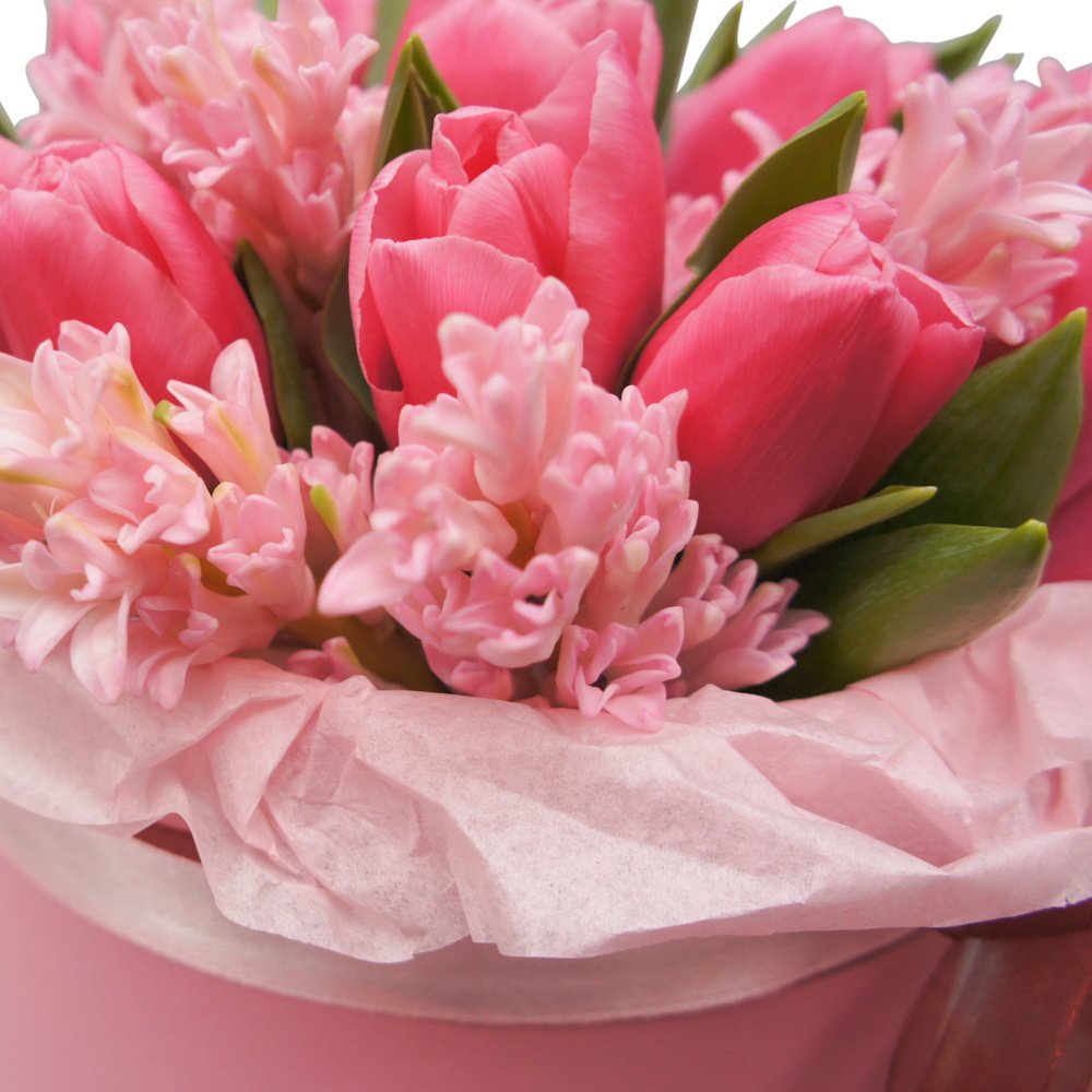 Синди и Кайа: розовые тюльпаны и гиацинты с шляпных коробках