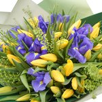 Весенний букет из ирисов и тюльпанов в Санкт-Петербурге - Фотография 6