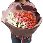 Букет омбрэ из 125 тюльпанов в упаковке в Санкт-Петербурге - Фотография 1