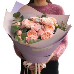 Букет Пионовидные кустовые розы Джульетта в упаковке