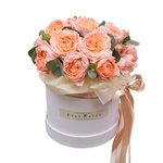 Пионовидные кустовые розы Джульетта с эвкалиптом в шляпной коробке в Санкт-Петербурге - Фотография 1