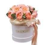 Пионовидные кустовые розы Джульетта с эвкалиптом в шляпной коробке в Санкт-Петербурге - Фотография 2