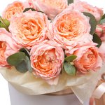 Пионовидные кустовые розы Джульетта с эвкалиптом в шляпной коробке в Санкт-Петербурге - Фотография 3