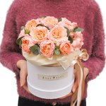 Пионовидные кустовые розы Джульетта с эвкалиптом в шляпной коробке в Санкт-Петербурге - Фотография 4