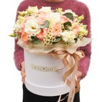 Пионовидные кустовые розы Джульетта, белый лизиантус и ваксфлауэр с эвкалиптом в шляпной коробке в Санкт-Петербурге - Фотография 1