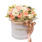 Пионовидные кустовые розы Джульетта, белый лизиантус и ваксфлауэр с эвкалиптом в шляпной коробке в Санкт-Петербурге - Фотография 2