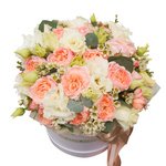 Пионовидные кустовые розы Джульетта, белый лизиантус и ваксфлауэр с эвкалиптом в шляпной коробке в Санкт-Петербурге - Фотография 3