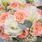 Пионовидные кустовые розы Джульетта, белый лизиантус и ваксфлауэр с эвкалиптом в шляпной коробке в Санкт-Петербурге - Фотография 4