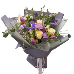 Юна: букет с гвоздиками, розами, фиолетовыми тюльпанами и лизиантусами в корейской упаковке Юна: букет с гвоздиками, розами, фиолетовыми тюльпанами и лизиантусами в корейской упаковке
