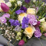 Букет в корейском стиле с розами и тюльпанами в Санкт-Петербурге - Фотография 2