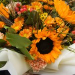 Букет в корейском стиле из подсолнухов, ягодок гиперикума, гвоздики, хризантем и колосков в Санкт-Петербурге - Фотография 2