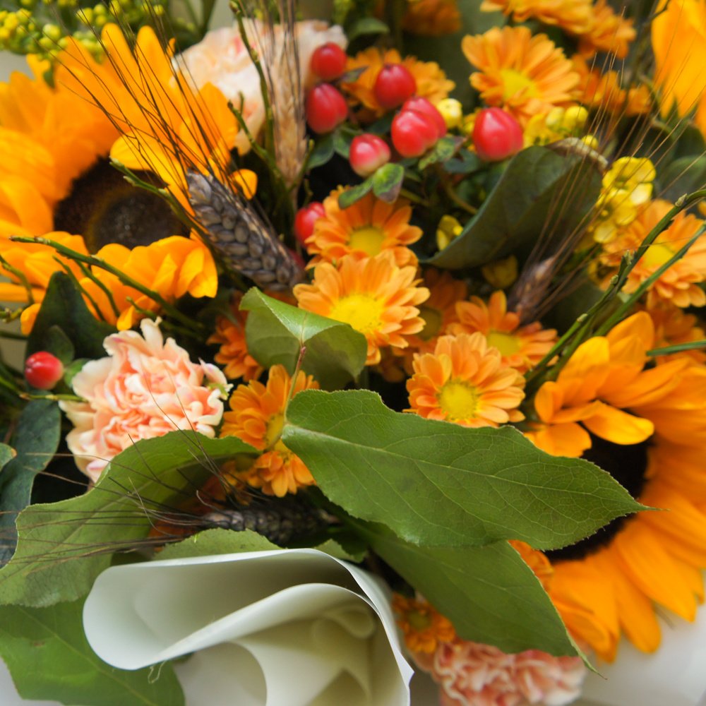 Минху: букет в корейском стиле с подсолнухом, хризантемой и гвоздикой