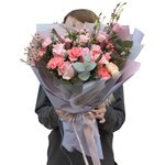 Букет в корейском стиле из розовых роз, розовых гвоздик и ягодок гиперикума в Санкт-Петербурге - Фотография 2