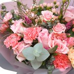 Букет в корейском стиле из розовых роз, розовых гвоздик и ягодок гиперикума в Санкт-Петербурге - Фотография 3