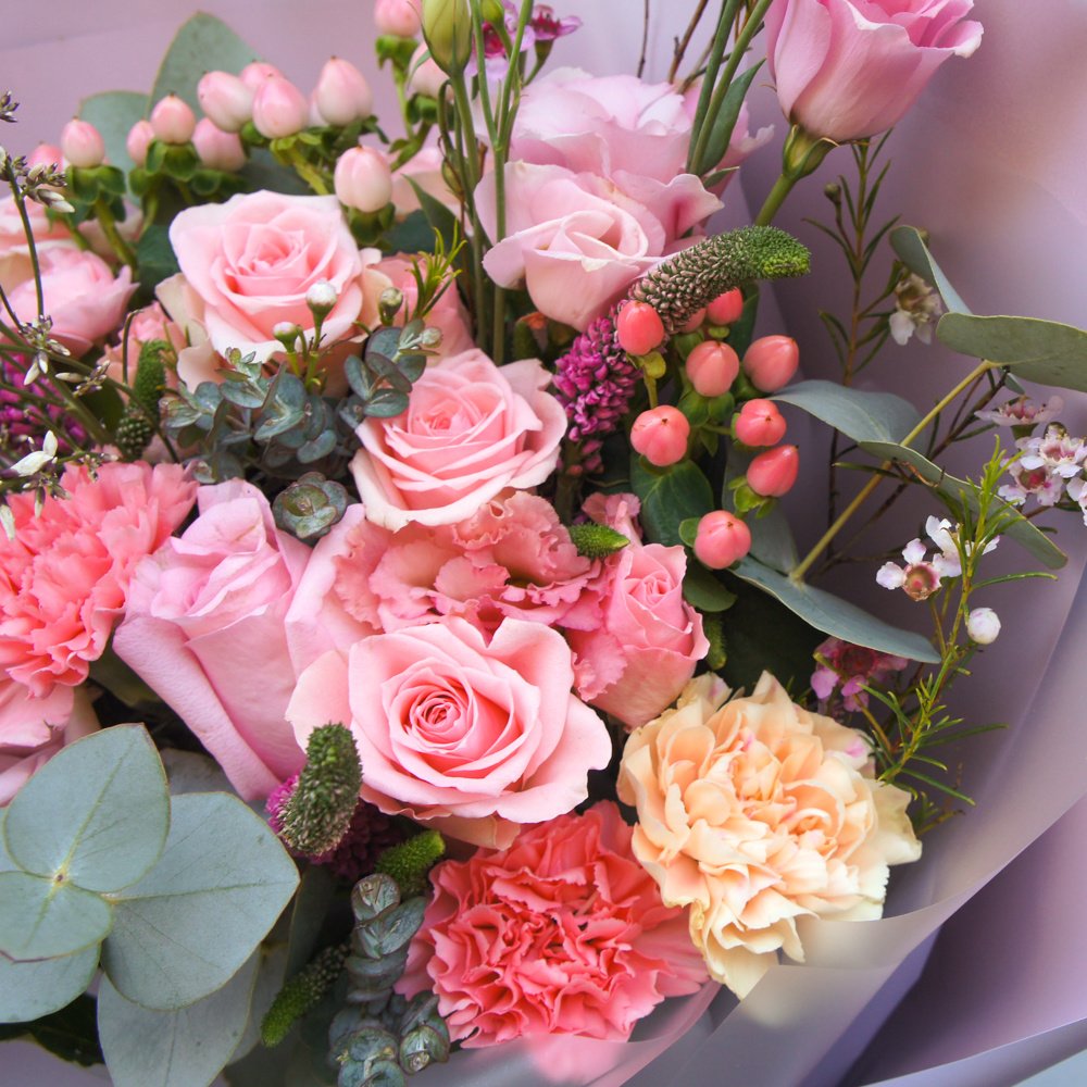 Саранэ: букет в корейском стиле с розовыми розами и гвоздиками