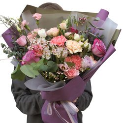 Янг: букет в корейском стиле с фиолетовыми розами и гвоздиками Янг: букет в корейском стиле с фиолетовыми розами и гвоздиками