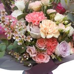 Букет в корейском стиле из фиолетовых роз, гвоздик и лизиантусов в Санкт-Петербурге - Фотография 3