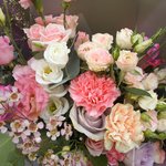 Букет в корейском стиле из фиолетовых роз, гвоздик и лизиантусов в Санкт-Петербурге - Фотография 4