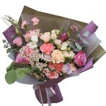 Букет в корейском стиле из фиолетовых роз, гвоздик и лизиантусов в Санкт-Петербурге - Фотография 5