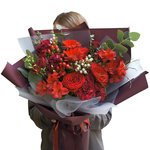 Букет в корейском стиле с красными розами, герберами, ягодками гиперикума и альстромерией в Санкт-Петербурге - Фотография 2