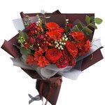 Букет в корейском стиле с красными розами, герберами, ягодками гиперикума и альстромерией в Санкт-Петербурге - Фотография 1