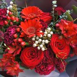 Букет в корейском стиле с красными розами, герберами, ягодками гиперикума и альстромерией в Санкт-Петербурге - Фотография 3