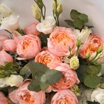 Букет из кустовой пионовидной розы Джульетта, белого лизиантуса с эвкалиптом в красивой упаковке - Фотография 5 Букет из кустовой пионовидной розы Джульетта, белого лизиантуса с эвкалиптом в красивой упаковке - Фотография 5