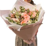 Букет из пионовидной кустовой розы Джульетта, лизиантуса, ягодок гиперикума, вероники и эвкалипта в стильной упаковке в Санкт-Петербурге - Фотография 1 Букет из пионовидной кустовой розы Джульетта, лизиантуса, ягодок гиперикума, вероники и эвкалипта в стильной упаковке в Санкт-Петербурге - Фотография 1