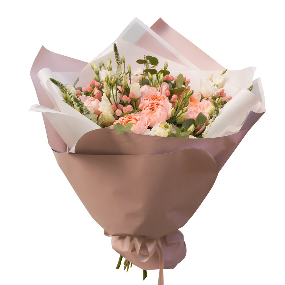 Барокко: кустовая пионовидная роза Джульетта и гиперикум