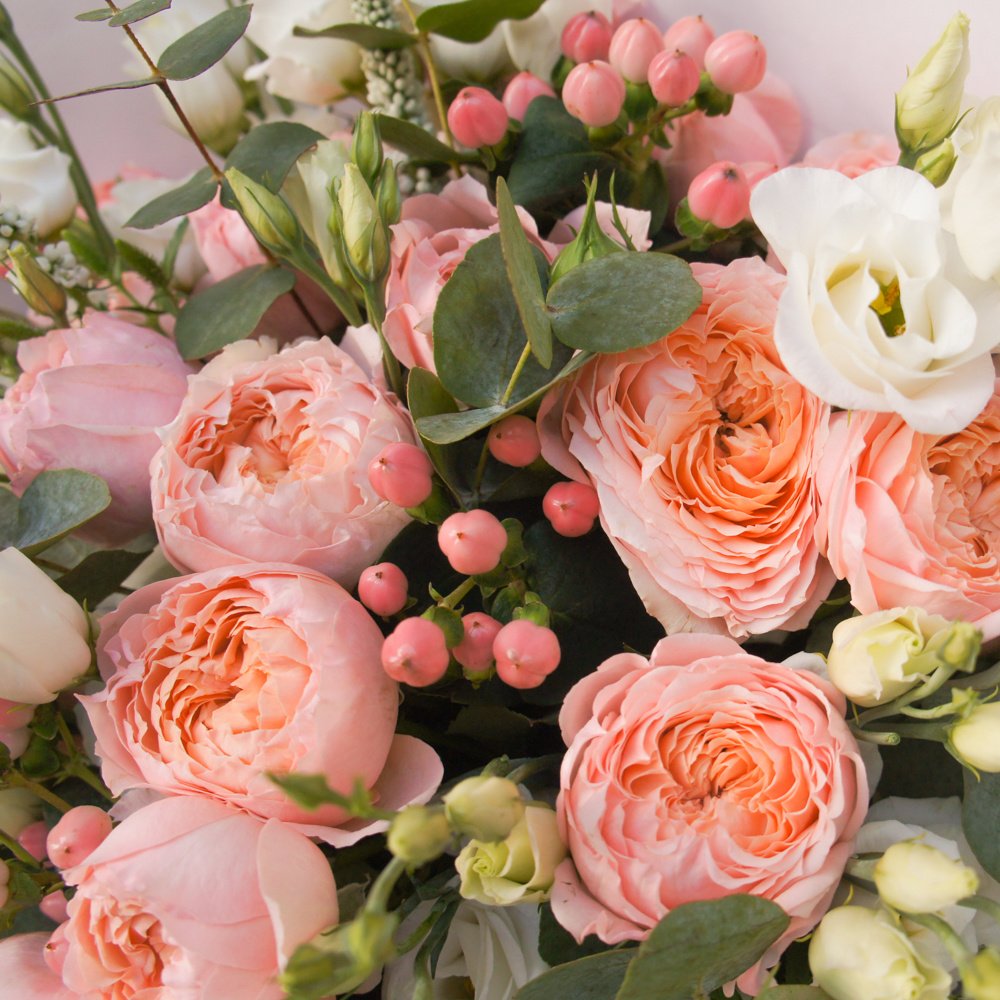 Барокко: кустовая пионовидная роза Джульетта и гиперикум