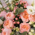 Букет из пионовидной кустовой розы Джульетта, лизиантуса, ягодок гиперикума, вероники и эвкалипта в стильной упаковке в Санкт-Петербурге - Фотография 5 Букет из пионовидной кустовой розы Джульетта, лизиантуса, ягодок гиперикума, вероники и эвкалипта в стильной упаковке в Санкт-Петербурге - Фотография 5