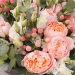 Букет из пионовидной кустовой розы Джульетта, лизиантуса, ягодок гиперикума, вероники и эвкалипта в стильной упаковке в Санкт-Петербурге - Фотография 6 Букет из пионовидной кустовой розы Джульетта, лизиантуса, ягодок гиперикума, вероники и эвкалипта в стильной упаковке в Санкт-Петербурге - Фотография 6