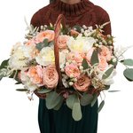 Очаровательная корзина с пионами, розами Капучино и пионовидной розой в Санкт-Петербурге - Фотография 1