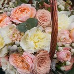 Очаровательная корзина с пионами, розами Капучино и пионовидной розой в Санкт-Петербурге - Фотография 4