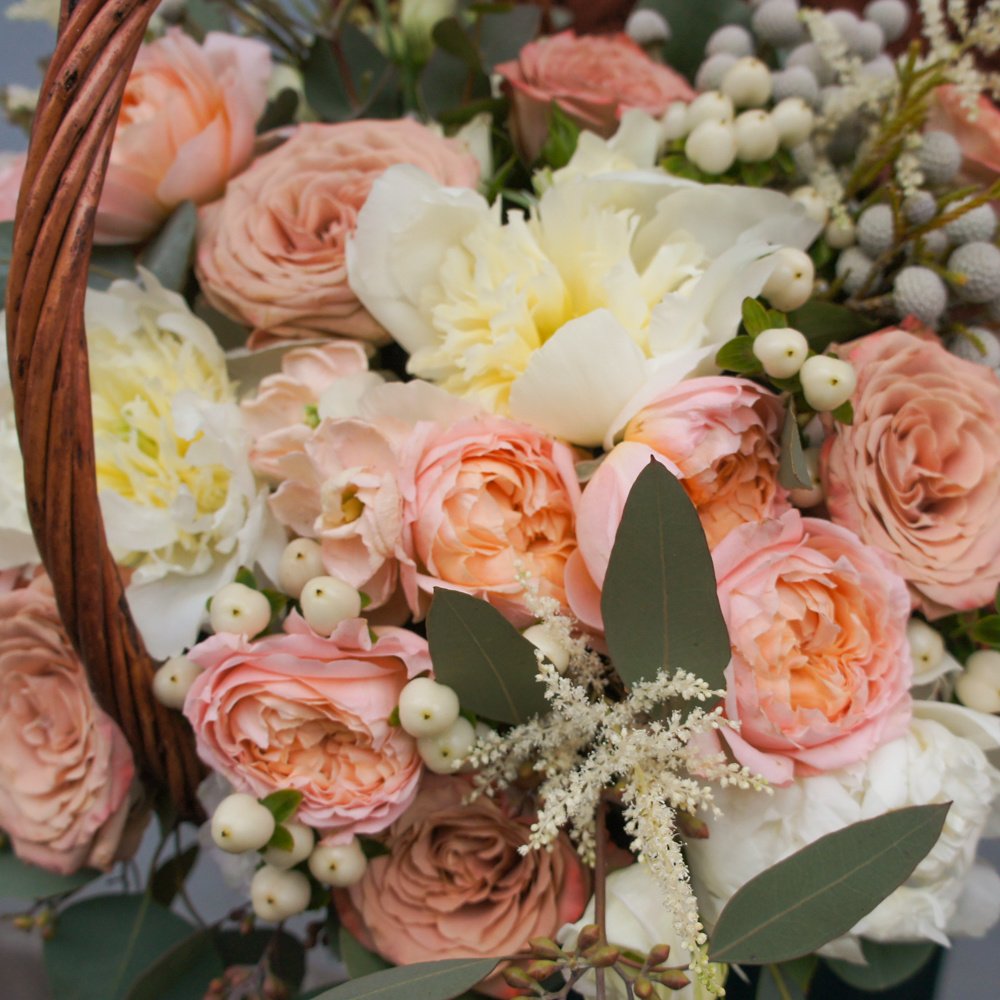 Корзинка с белыми пионами