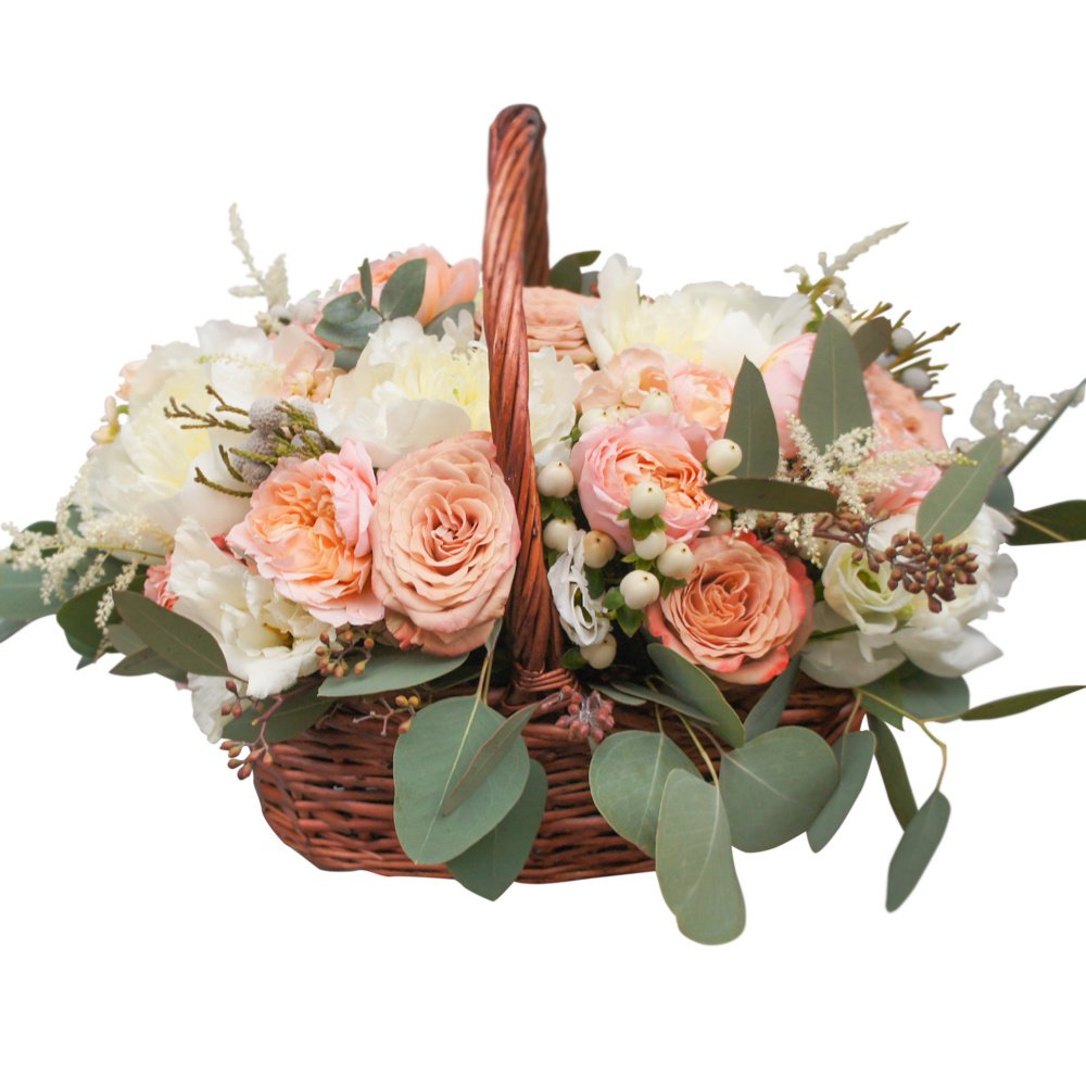 Корзинка с белыми пионами