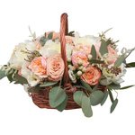 Очаровательная корзина с пионами, розами Капучино и пионовидной розой в Санкт-Петербурге - Фотография 3