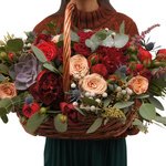 Композиция в корзине ярких глубоких насыщенных оттенков с пионами, суккулентом, и пионовидной розой Рэд Пиано в Санкт-Петербурге - Фотография 1 Композиция в корзине ярких глубоких насыщенных оттенков с пионами, суккулентом, и пионовидной розой Рэд Пиано в Санкт-Петербурге - Фотография 1