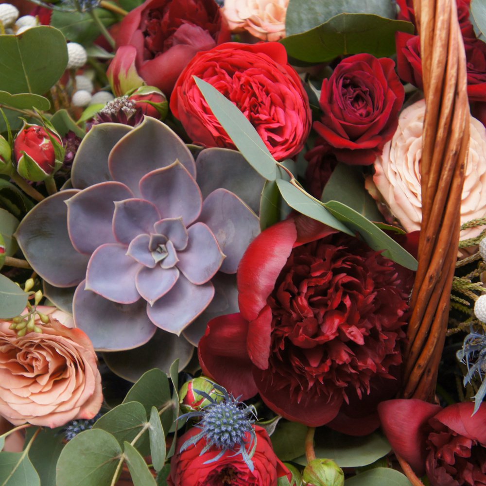 Корзина с бордовыми пионами