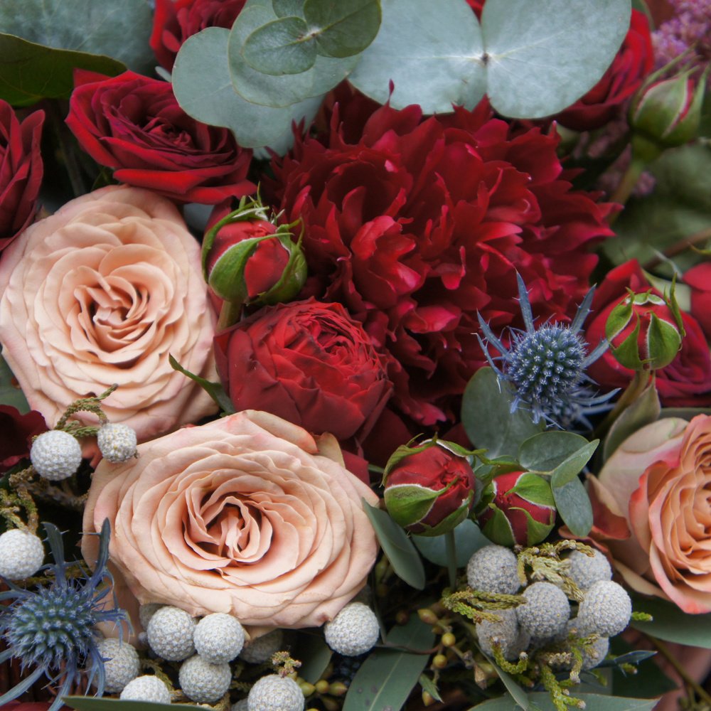 Корзина с бордовыми пионами