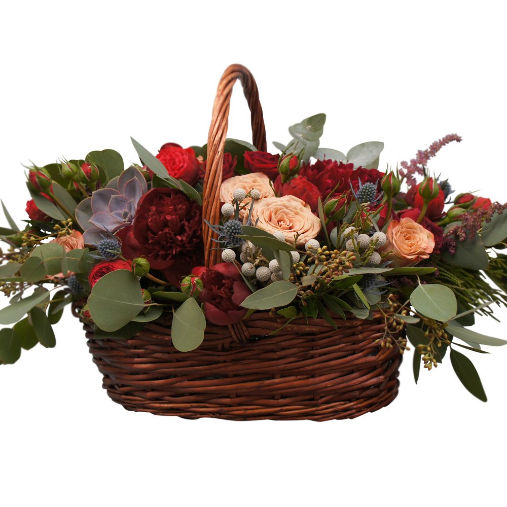 Корзина с бордовыми пионами