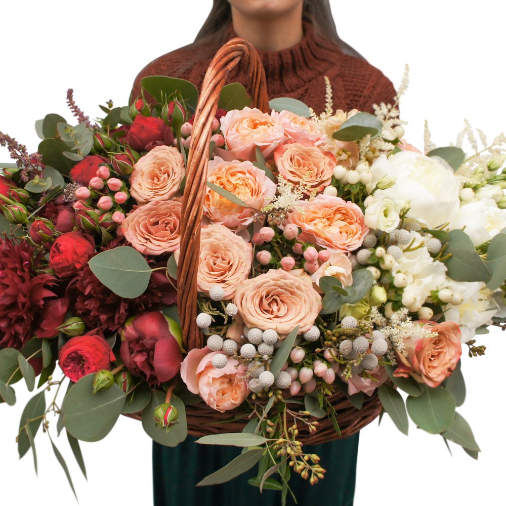 Большая корзинка с пионами и пионовидными розами в стиле омбрэ в Санкт-Петербурге
