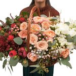 Большая корзинка с пионами и пионовидными розами в стиле омбрэ в Санкт-Петербурге - Фотография 1