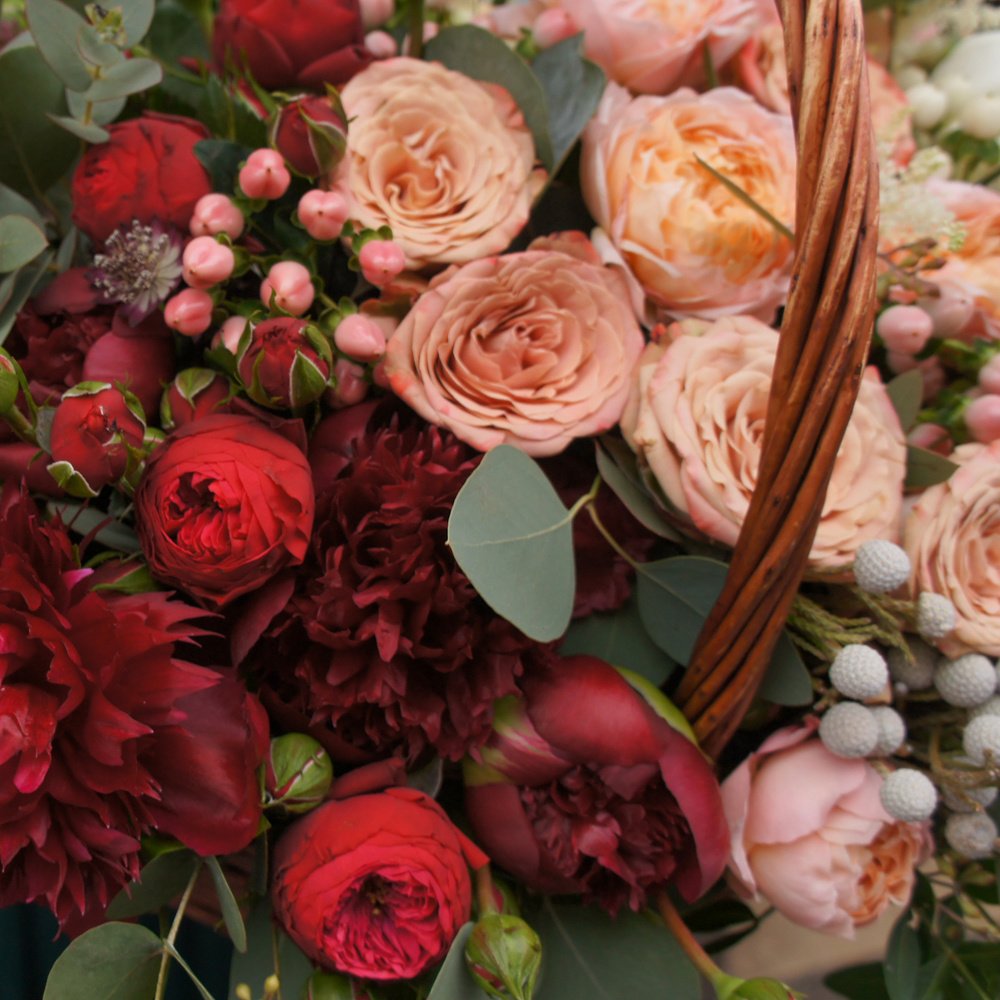 Корзина омбрэ: с пионами и пионовидными розами