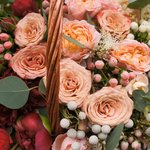 Большая корзинка с пионами и пионовидными розами в стиле омбрэ в Санкт-Петербурге - Фотография 5