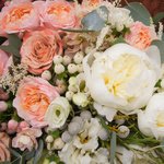 Большая корзинка с пионами и пионовидными розами в стиле омбрэ в Санкт-Петербурге - Фотография 6