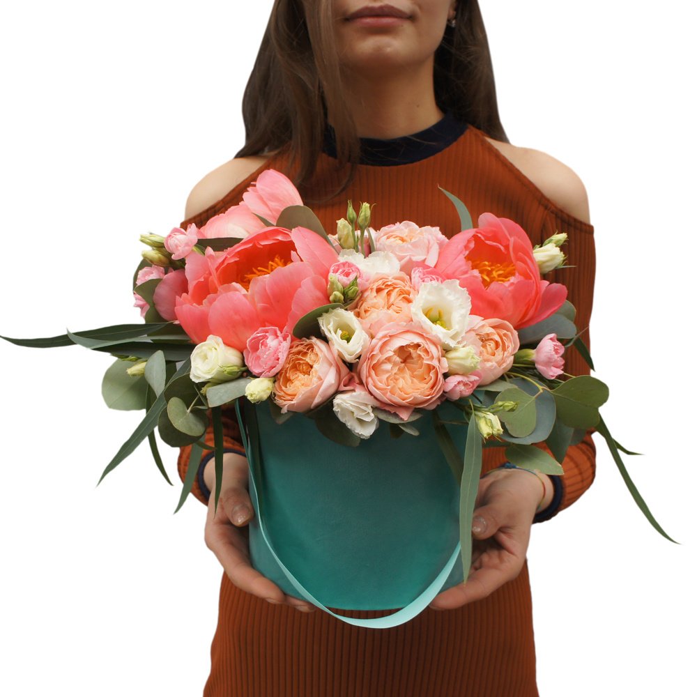 Ренуар: коралловые пионы и пионовидные розы в бархатной шляпной коробке